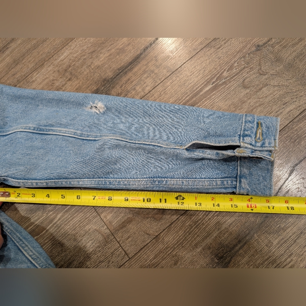 Levi's Medium Ex Boyfriend Trucker Blue Jean Denim Jacket Distressed LIKE NEW - Picture 6 of 8